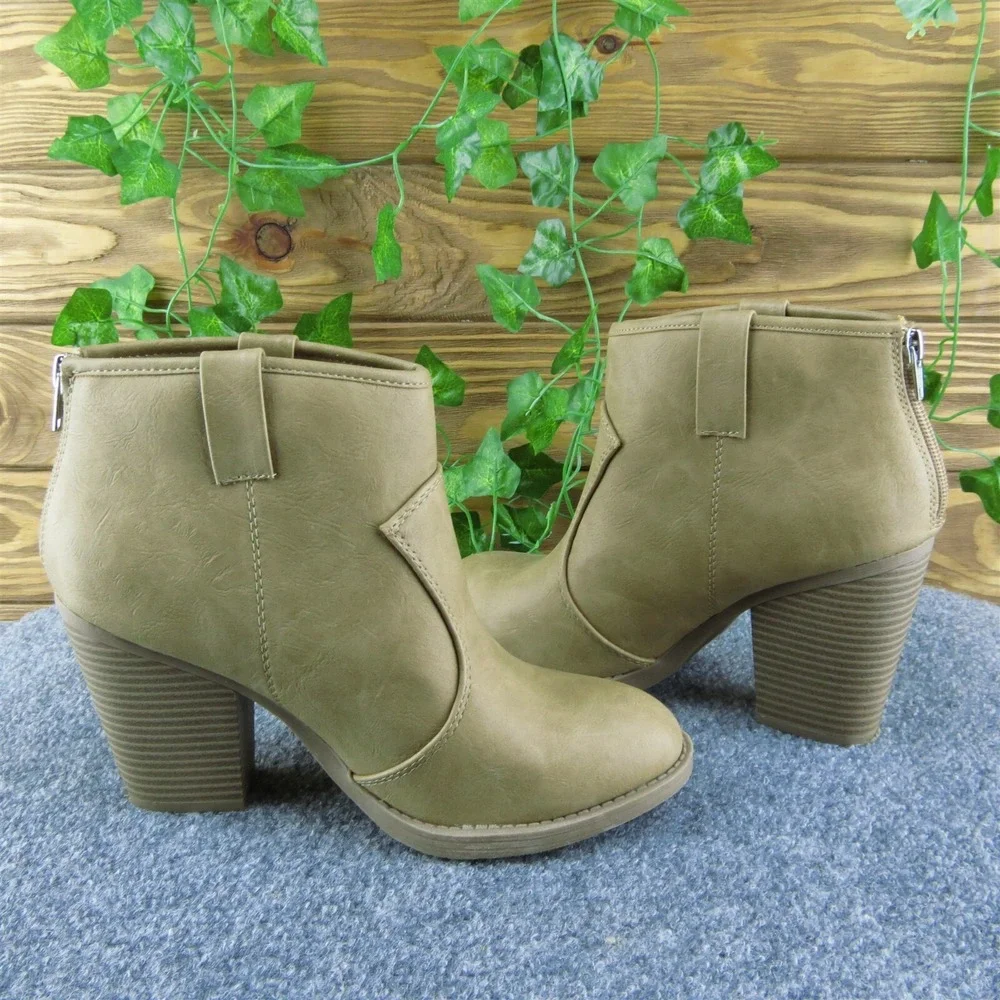 Soda ‎ Women Ankle Boots Beige Synthetic Zip Size 7.5 Medium